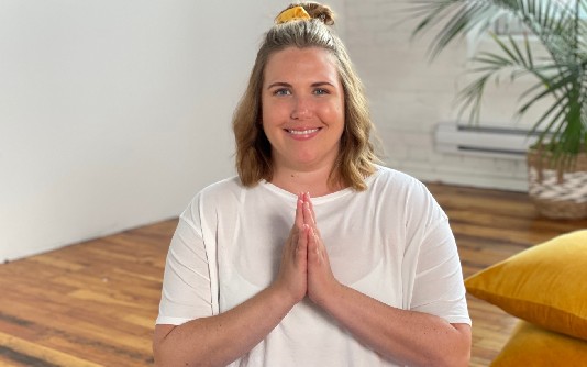 Julia McNally, instructrice de yoga adapté à l’arthrite 